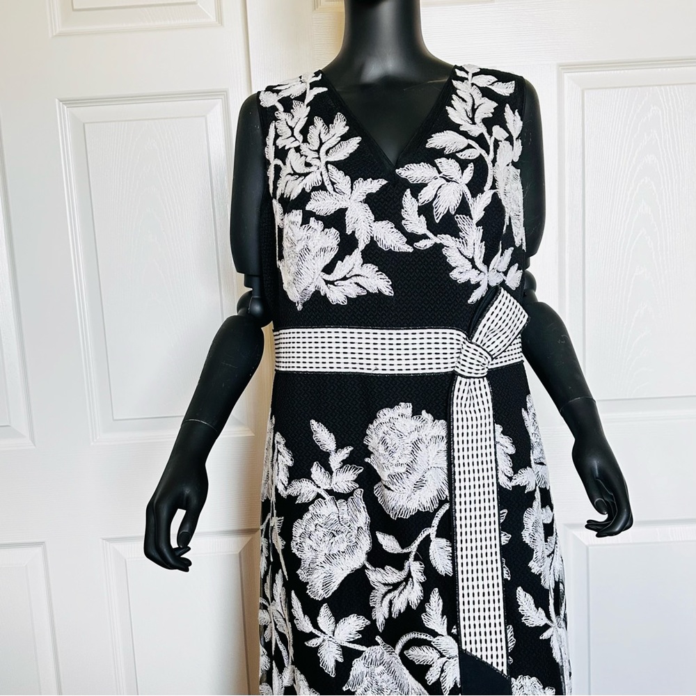 Tadashi Shoji Floral lace black white gown 4 NWT - Picture 3 of 8
